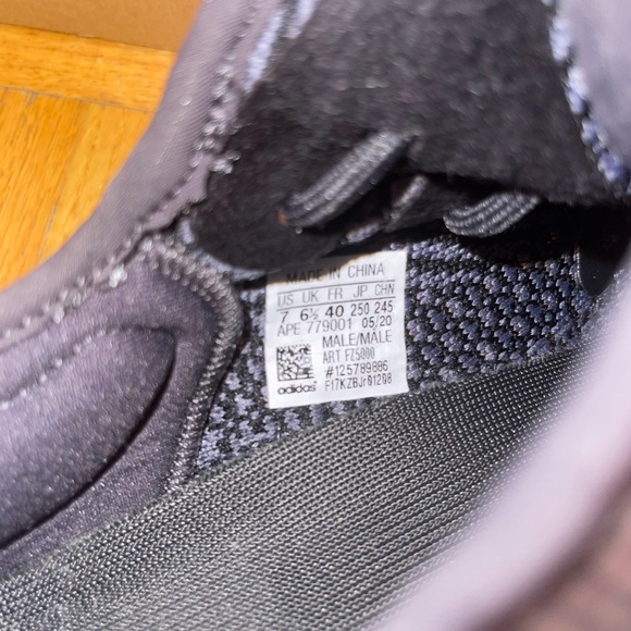 Yeezy Boost 350 V2 Carbon - Picture 3 of 6